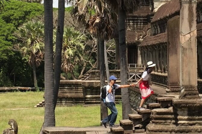 16-Day Spiritual Odyssey into Vietnam, Cambodia and Thailand - Tonle Sap Lake: floating village life and the Western Baray scale