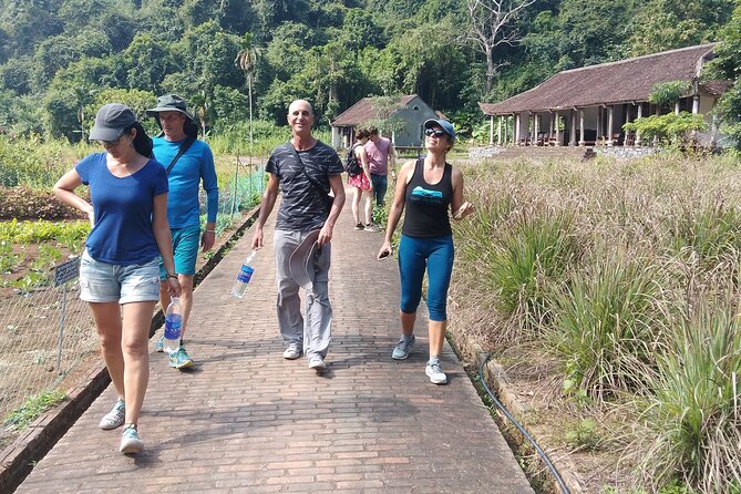 2-Day cruise in Lan Ha bay and Ha Long with plankton excursion - Food on Board and the Role of the Guide (Thai, Bing, and Sinh)