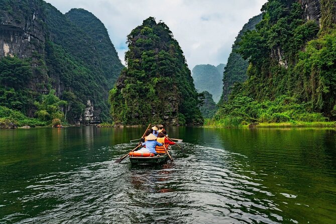 2 Day Private Tour in Ninh Binh with Mini Resort or 4 Star Hotel - Day 2: Mua Cave Steps and Hoa Lu’s Dinh & Le Temples