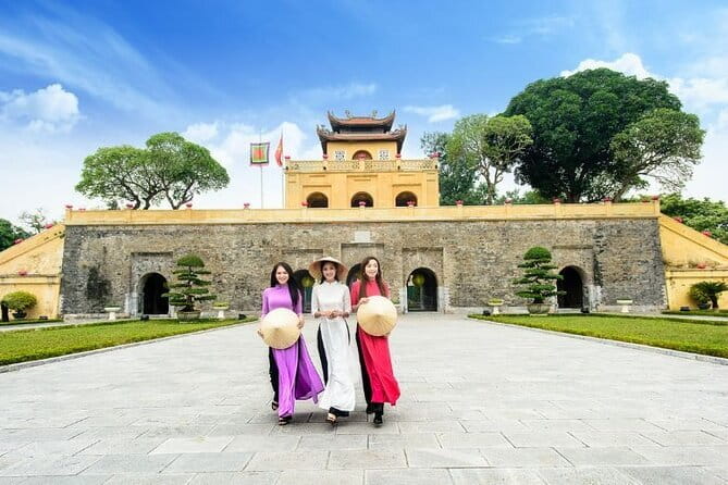 7 Days Explore Vietnam Trip - Day 4 in Ha Long Bay Before Flying to Da Nang: Sung Sot and Dau Go
