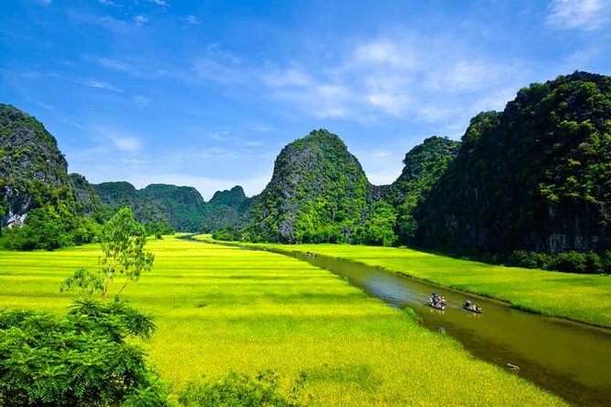 7 Days Package in Vietnam - Day 4: Ha Long Bay overnight—boats, water time, and an evening program