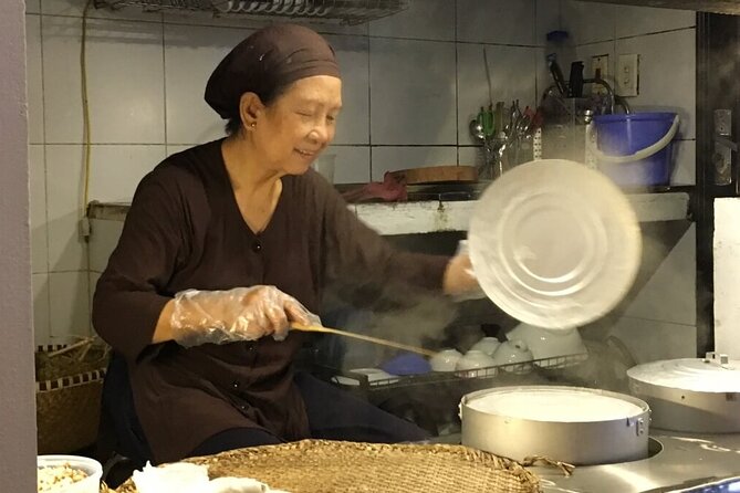 Authentic taste of Hanoi, food tour with a local foodie - When to go: 11am–2pm or 6–9pm in the Old Quarter