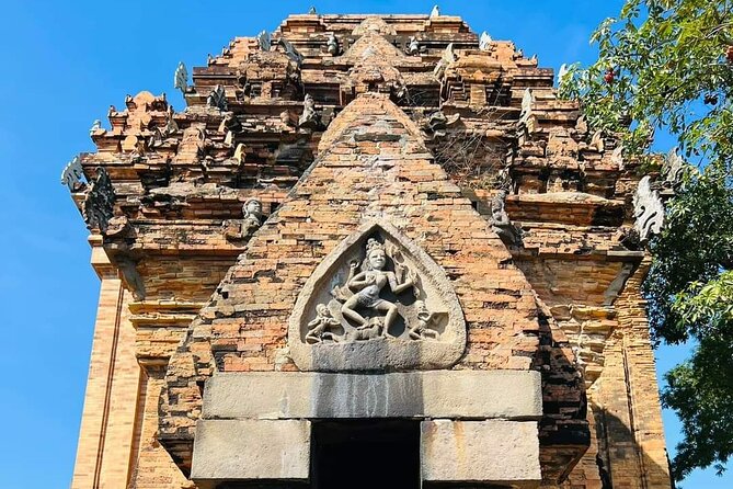 Best Full Day Private Tour in Nha Trang City from Cruise Port - Lunch in a local restaurant: where the day buys you real value
