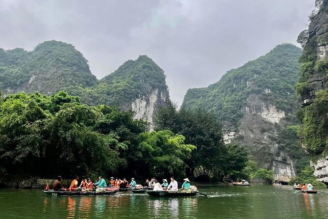 Boat and Bike Riding with Mua Cave in Ninh Binh Full Day Tour - Cycling in Ninh Binh: village life right before the big climb