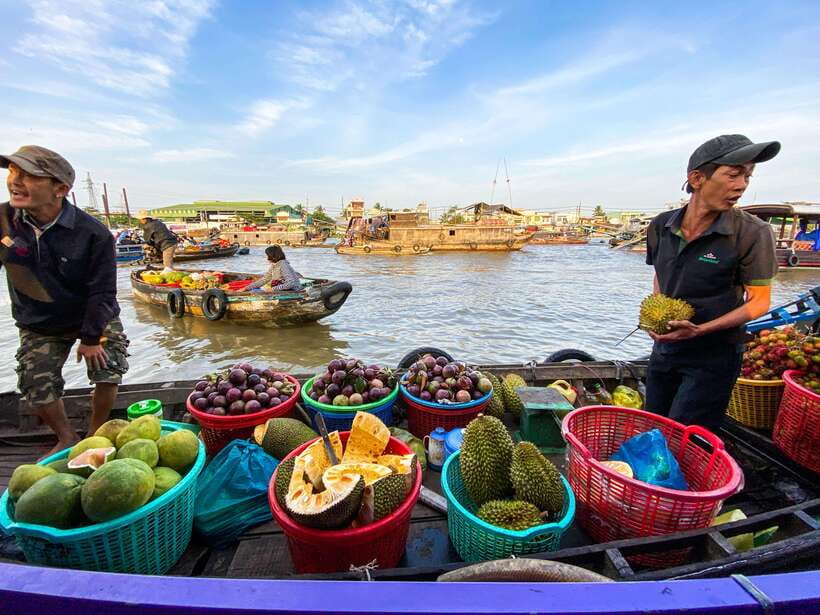Can Tho: Explore Mekong, Floating Market, Cacao & Local Life - Sampan boat life and fresh pineapple from local boats