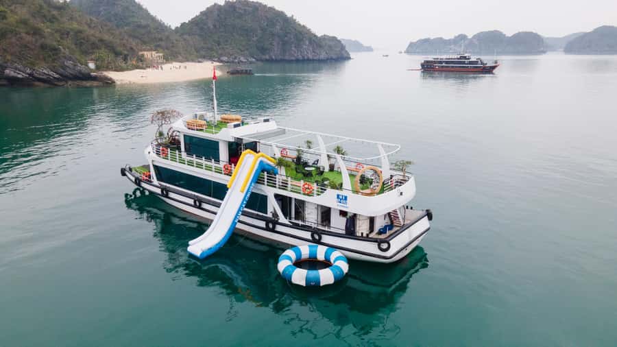 Cat Ba : Lan Ha Bay Boat Trip, Kayaking and Swimming - The Cai Beo floating village stop: why it’s worth the boat detour