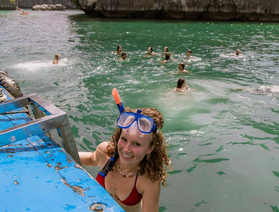 Cat Ba: Lan Ha & Ha Long Bay Kayak & Snorkel Boat Tour - Lunch afloat: seafood, vegetarian options, and a real break