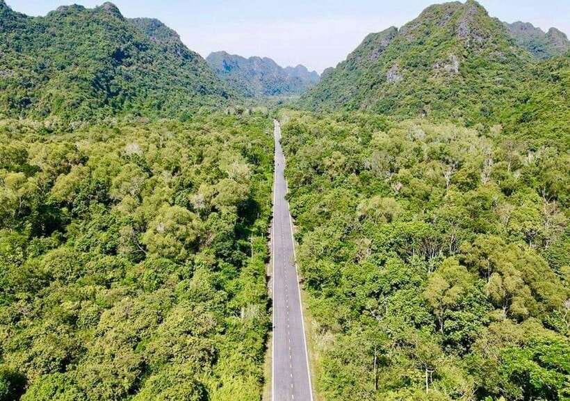 Cat Ba National Park, Lan Ha Bay 2 Days 1 Night Adventure - Lunch on the water at the Lan Ha–Halong border
