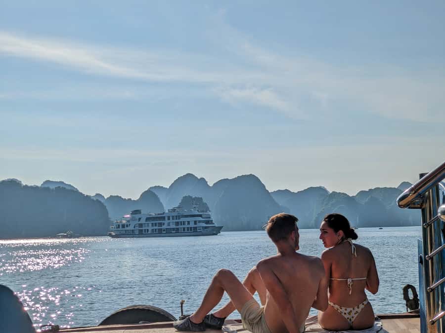 Cat Ba: Truly Lan Ha bay cruise and kayak - The Cai Beo and Lan Ha scenery: nice sightseeing, but keep your eyes moving
