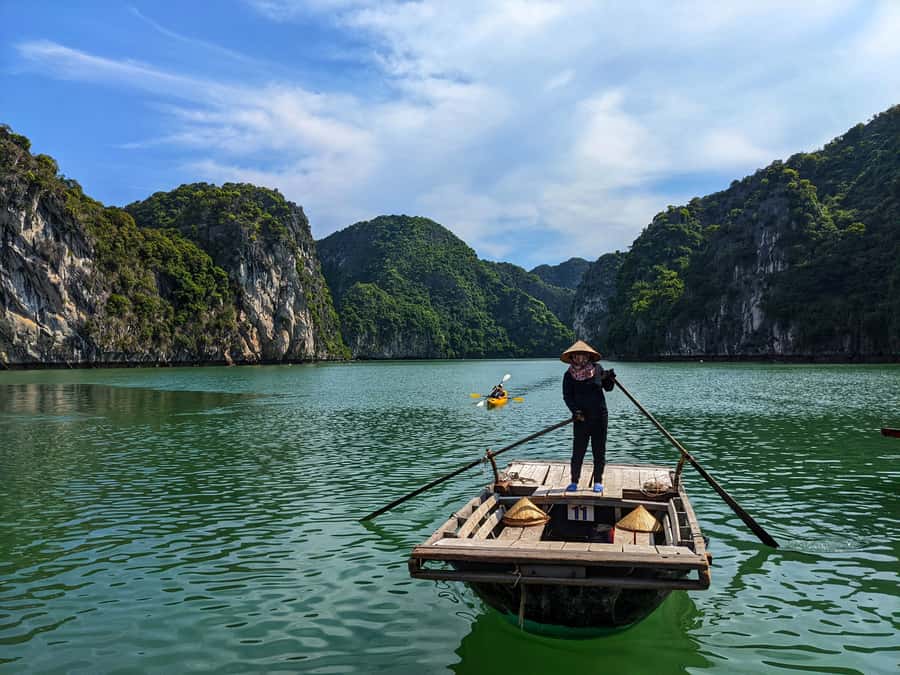 Cat Ba: Truly Lan Ha bay cruise and kayak - Ong Cam islet: lunch on anchor and the decompression window
