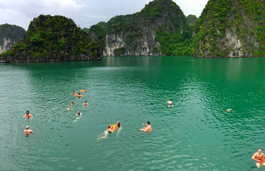 Cat Ba: Truly Lan Ha bay cruise and kayak - Ba Trai Dao Beach by kayak: remote water, quiet feeling