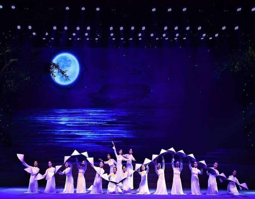 Charming Da Nang Show: Culture, History, Art Vietnamese Show - What you’ll see on stage: Ao dai, non la, lotus, and ChamPa culture cues