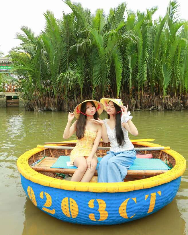 Coconut Boat Hoi An - The basket boat ride: why the rowing matters