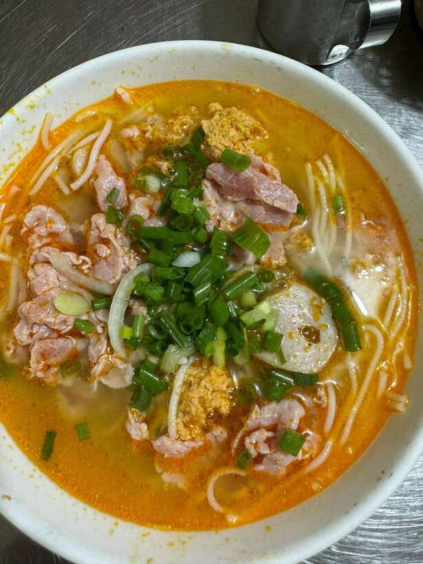 Da Nang City Street Food Private Tour With Local Students - What you’ll eat: sandwiches, seafood, and dessert (yes, durian can happen)