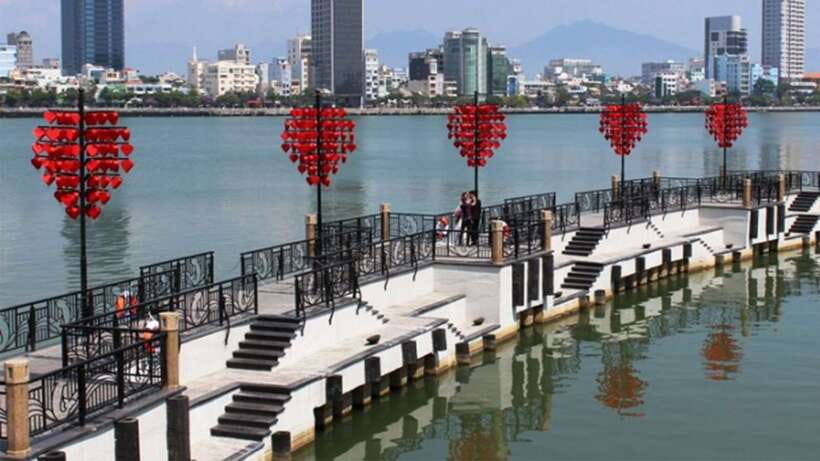 Da Nang: Culinary Tour by Night - Motorbike rides, helmets, and van backup: your comfort options