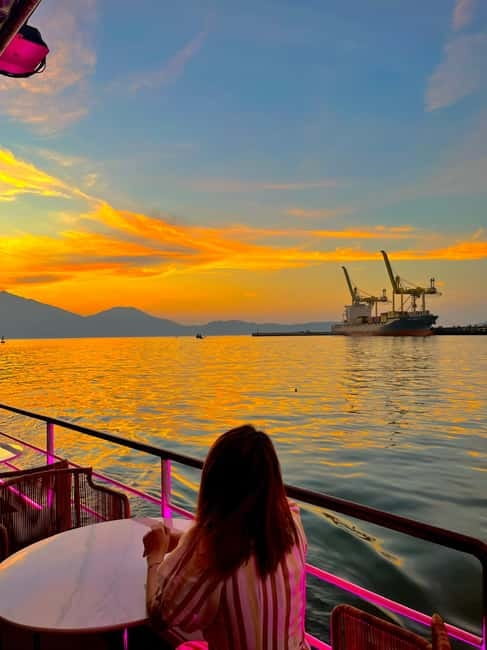 Da Nang: Experience a Magical Sunset Dinner Cruise in DN Bay - Meeting up and getting onboard smoothly (no pickup means planning)