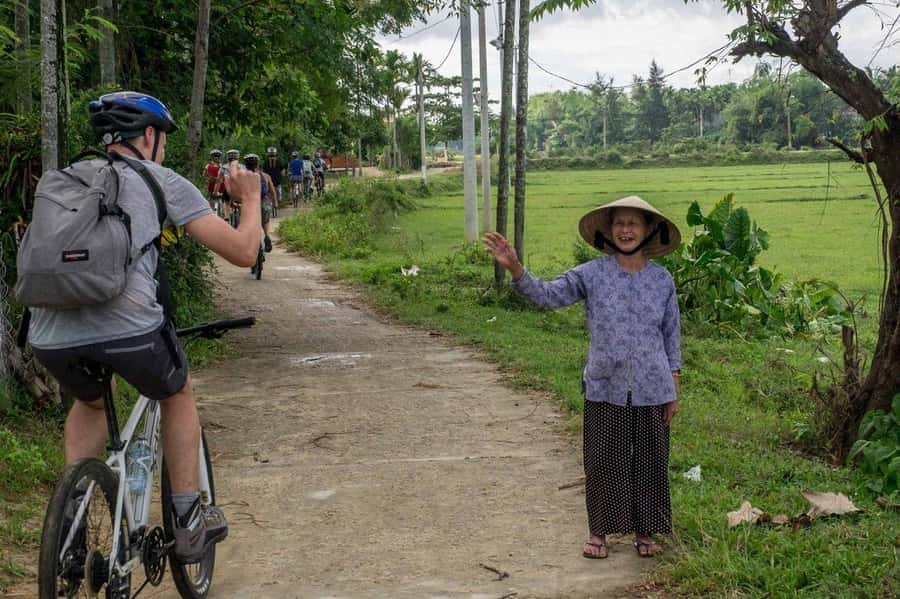 Da Nang or Hoi An: Countryside Bike & Basket Boat Tour - Guides Matter: The Human Touch Makes This Tour Feel Local