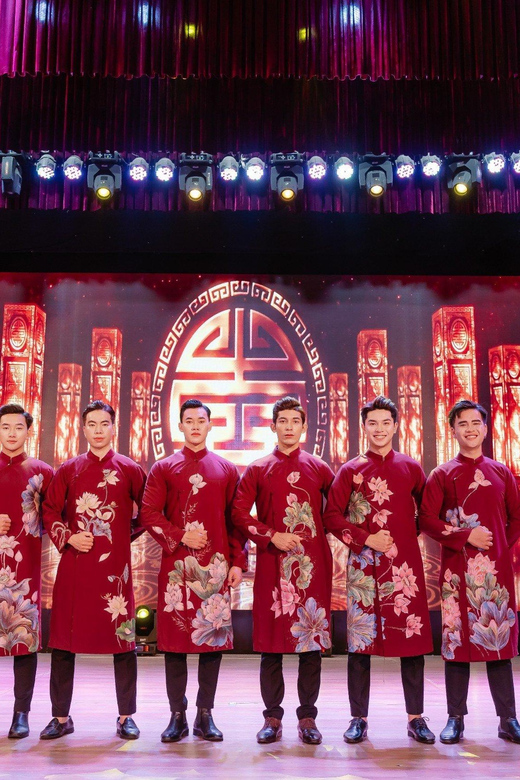 Da Nang "The Ao Dai" Show: Timeless Vietnamese Elegance - 300 Years of Ancient Ao Dai: Old Market Life and Trade From the 17th to 19th Centuries