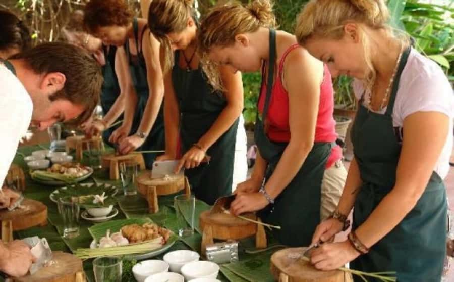 Da Nang: Traditional Cooking Class with meal in Local Family - Meeting Rose and settling in with welcome drinks