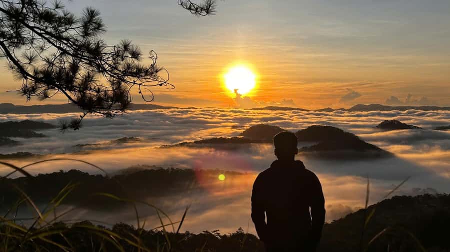 Dalat: Hiking the Mountain to observe the cloud and sunrise - Breakfast at altitude: noodles, sausages, and coffee in the mist