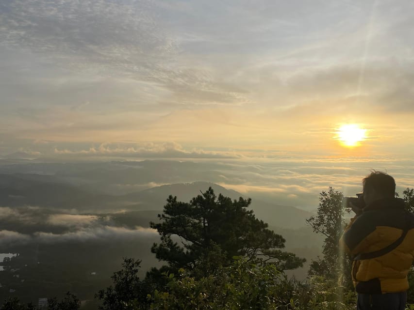 Dalat: Hiking the Mountain to observe the cloud and sunrise - Watching the sea of clouds clear into sunrise colors
