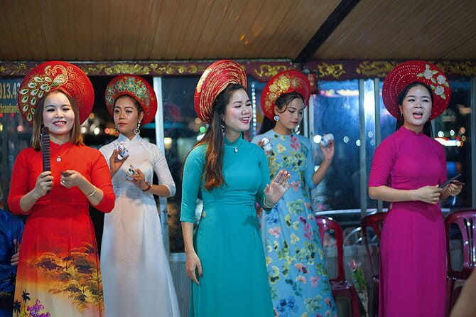 Dinner Cruise & Music Folk Song on the Perfume River in Hue - The 7-Course Hue Menu: Fig Salad, Passion Fruit Shrimp, Bún Bò Huế, and Dessert