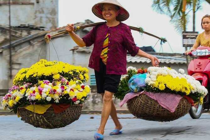 Explore Hanoi Old Quarter ’s Rich History and Culture By Walking - Railway Alley at Train Street: what to expect when trains pass