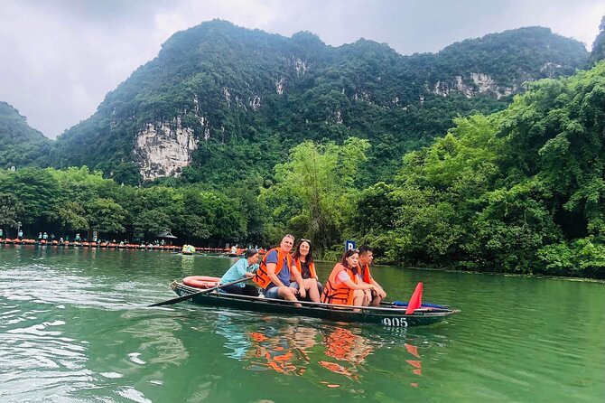 Exploring Bai Dinh Pagoda -Trang An -Mua Cave with Buffet Lunch 1 Day From Hanoi - Entering Bai Dinh Pagoda: Buddha Sanctuary and what to expect