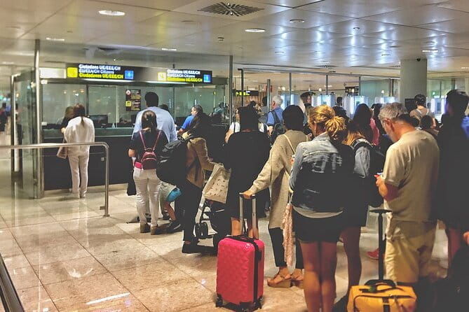 Fast Track VIP Service Tan Son Nhat Airport (Ho Chi Minh-Vietnam) - Arrival support: visas, immigration, customs, baggage, and your car