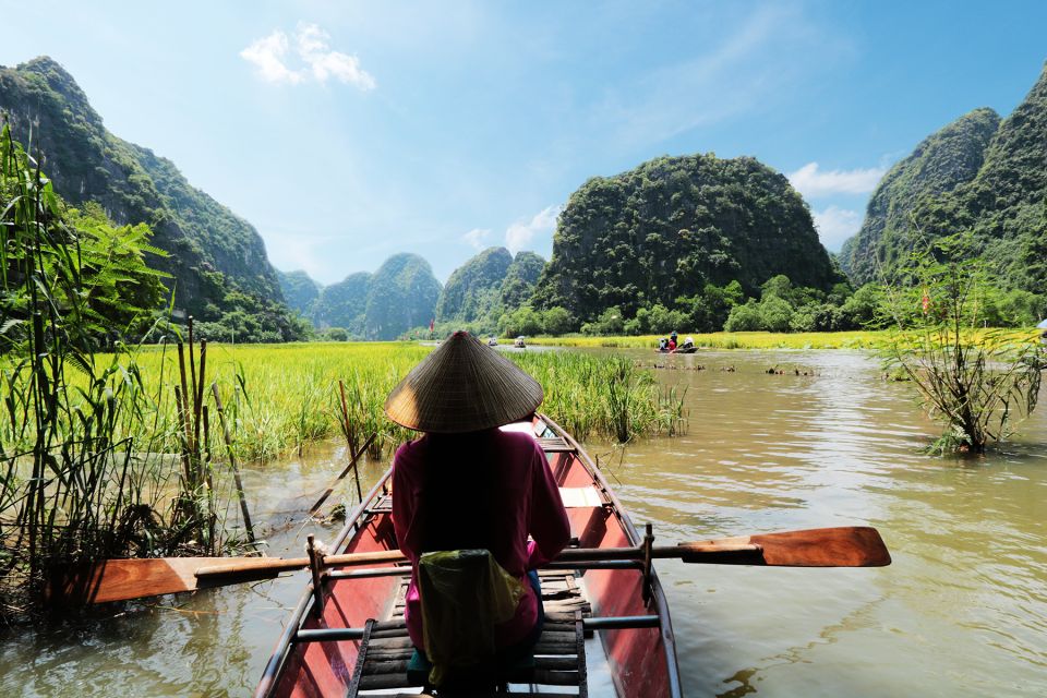 From Hanoi: 2-Day Ninh Binh Tour with Accommodation & Meals - Van Lam village market and the local family stop