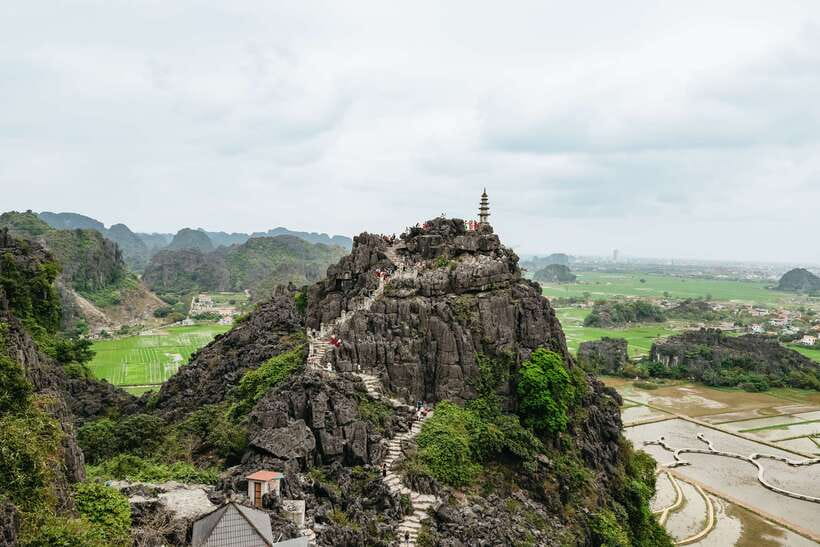 From Hanoi: Full-Day Ninh Binh Highlights Small Group Tour - Tam Coc Lunch at a Riverside Bungalow: The Food Break That Feels Like a Reset