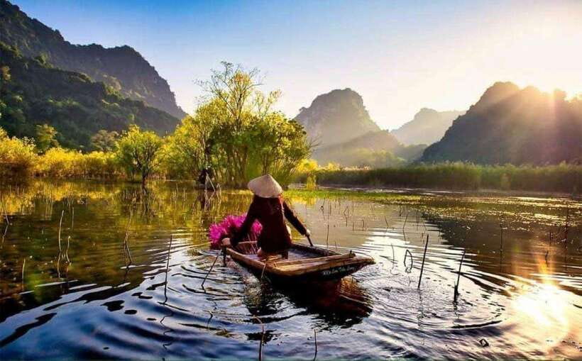 From Hanoi: Full-Day Perfume Pagoda Group Tour with Lunch - The Yen stream bamboo/row boat ride: the calm part before the steps
