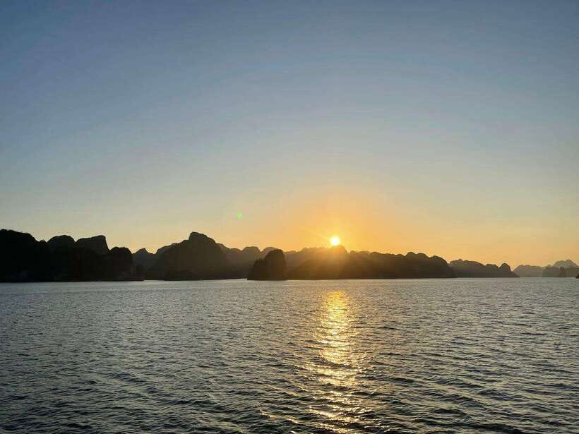 From Hanoi: Ha Long Bay Tour with Cruise & Lunch - On the Road to Ha Long: The Oyster-Pearl Stop Breaks Up the Long Drive