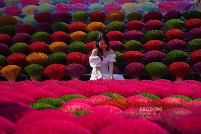 From Hanoi: Incense Village & Train Street Small Group Tour - Quang Phu Cau incense village: what makes it more than a photo stop