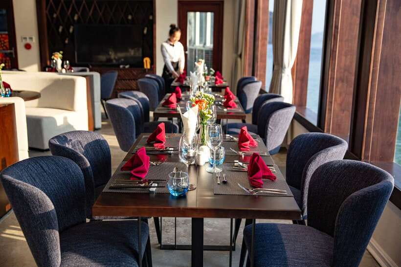 From Hanoi or Halong: Halong Bay Day Cruise - Lunch timing and what you should expect on board