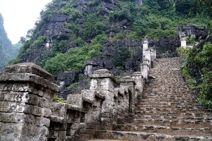 From Hanoi: Tam Coc Boat Trip and Hoa Lu & Mua Cave Tour - Tam Coc boat trip: the calm, cave-through centerpiece