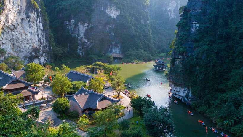 From Hanoi: Trang An, Hoa Lu & Mua Cave Full-Day Luxury Tour - Trang An UNESCO caves by sampan: Sang, Toi, and Nau Ruou