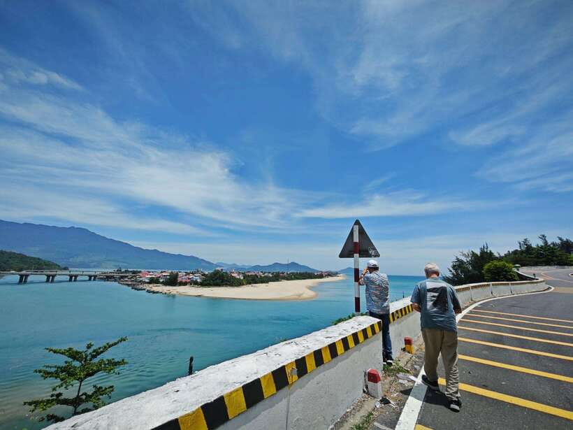 From Hue: Hoi An Bus Transfer with 4 Sightseeing Stops - Guides, comfort, and the small extras that make the difference