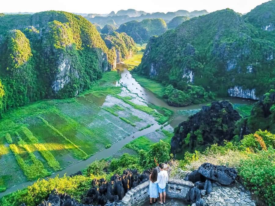 From Ninh Binh : Hoa Lu, Bich Dong, Trang An, Mua Cave Tour - Lunch in Ninh Binh: Local Food That Helps You Keep Going