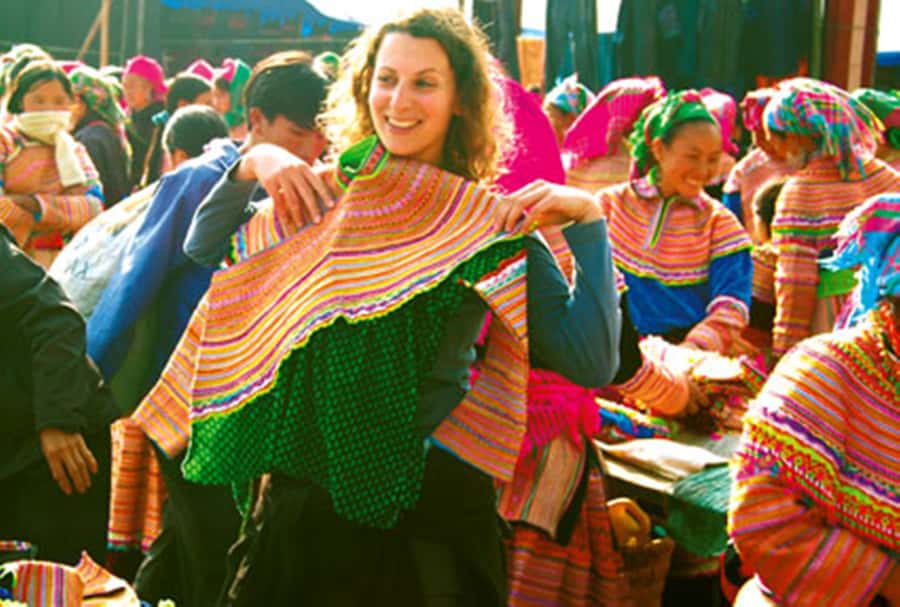 From Sa Pa: Sunday Bac Ha Market Group Tour - Mau Temple etiquette: quick rules that prevent headaches
