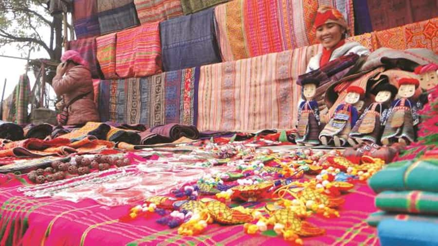 From Sa Pa: Sunday Bac Ha Market Group Tour - The Flower Hmong village stop: seeing routines, not just scenery