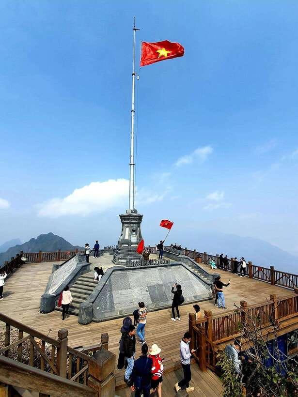 From Sapa:Cable Car Ticket To Fansipan Legend & Car Transfer - Check-in at the Fansipan Peak area: where your day starts