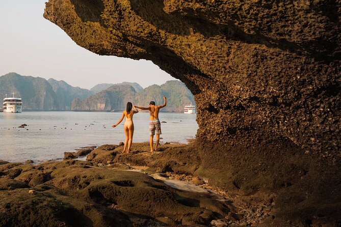 Full Day Group Tour in Lan Ha Bay - Lunch in Ha Long Bay: chef-driven food and a bar during service