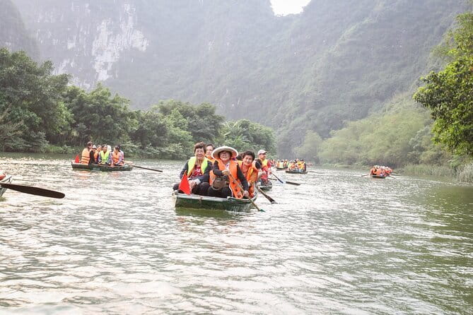 Full Day Ninh Binh to Hoa Lu Tam Coc with Cycling - Lunch at 12:00: The practical reset before Tam Coc