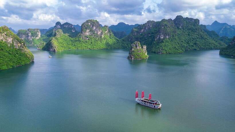 Ha Long Bay - Bai Tu Long Bay Luxury Boat Tour & Transfer - Luon Cave by kayak or bamboo boat: short time, big scenery