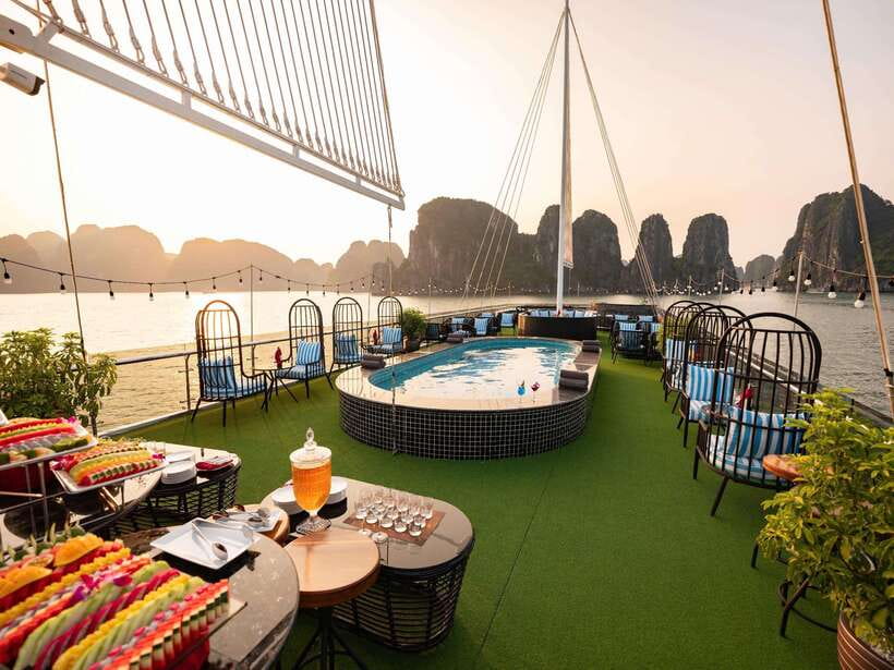 Ha Long Bay Luxury Full Day Cruise| Buffet & All Included - Cruising the Limestone Islets and Reaching Sung Sot Cave