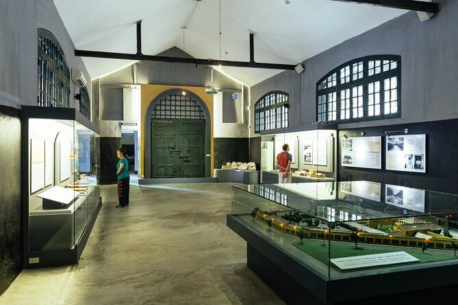 Ha Noi City Day Tour - Morning at Tran Quoc Pagoda: quiet West Lake history