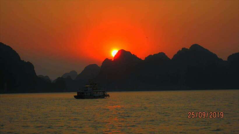Half day Lan Ha Bay excursion ( 4 hours ): Kayaking, Snorkel - Lan Ha Bay vs Halong Bay: where the calm comes from