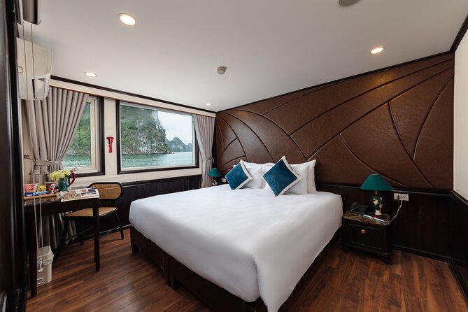 Halong Bay 2-Day Deluxe Cruise Tour including Kayaking and Cooking Demonstration - Titop Island: the view climb or the swim break