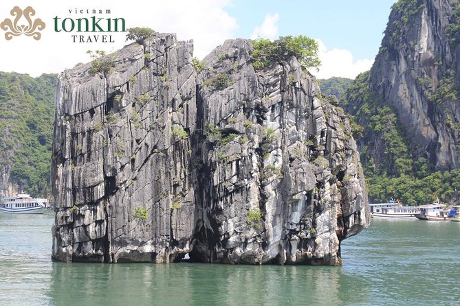Halong bay deluxe cruise 2 days/ 1 night: kayaking, titop island, surprise cave - Kayaking in the lagoons: calm water, real movement, and good photos